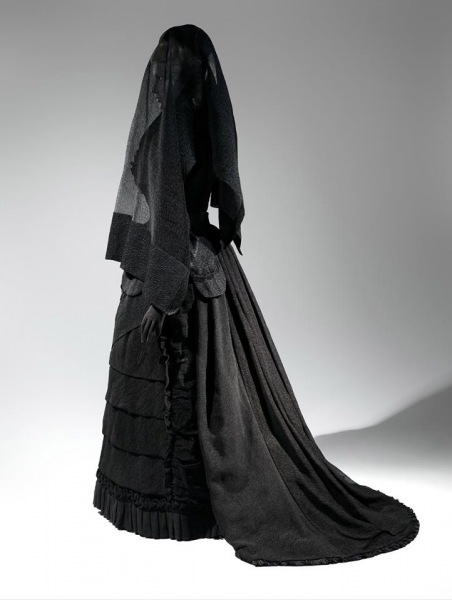 „DEATH BECOMES HER: A CENTURY OF MOURNING ATTIRE” – JESIENNA WYSTAWA W THE METROPOLITAN MUSEUM OF ART